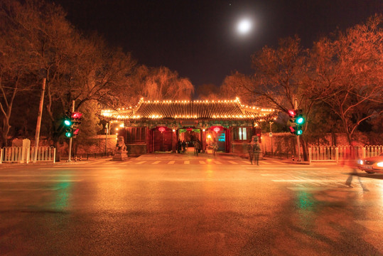 北京大学西校门夜景