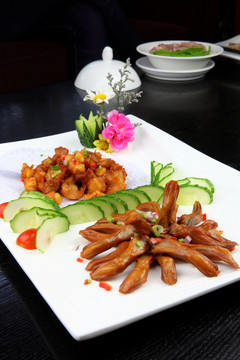 鸭舌拼蒜香骨