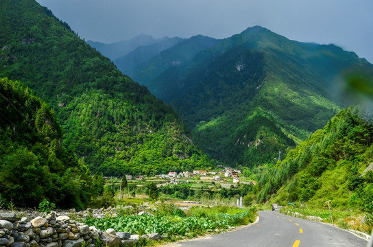 高原峡谷的太阳雨