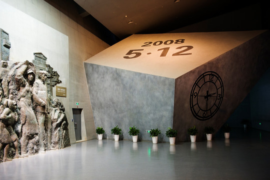 512大地震纪念馆雕塑