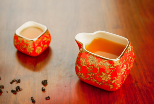 古典花纹红瓷茶具