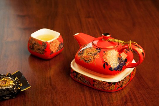 古典花纹红瓷茶具