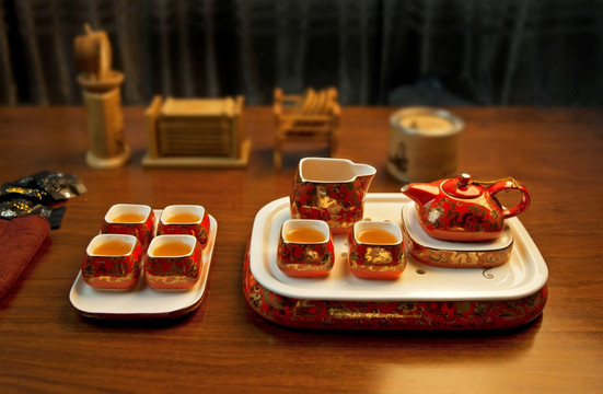 古典花纹红瓷茶具