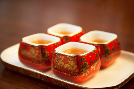 古典花纹红瓷茶具