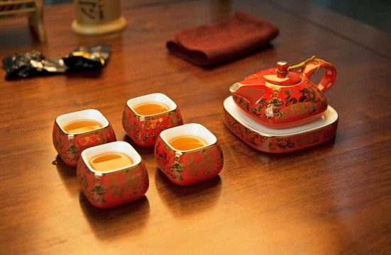 古典花纹红瓷茶具