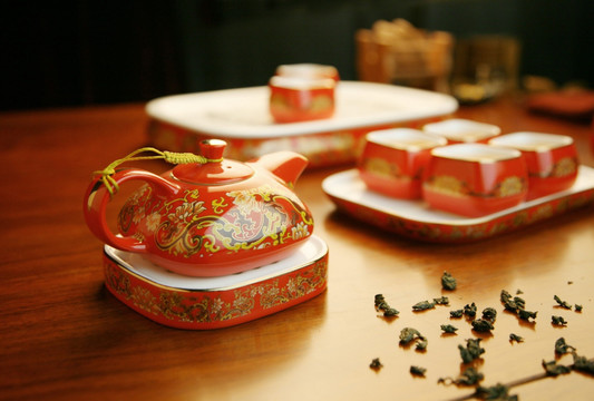 古典花纹红瓷茶具