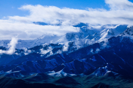 春季天山山脉沟壑纵横