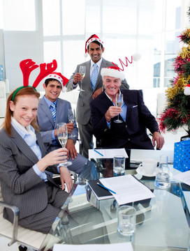 庆祝圣诞喝酒的商业团队