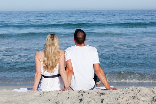 情侣在海滩合影