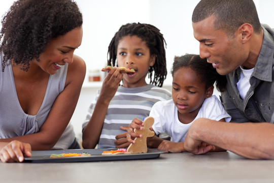 吃自制饼干的快乐黑人家庭