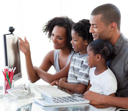 黑人家庭在一起看电脑