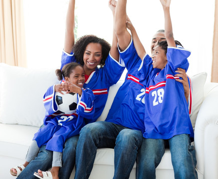 美国黑人家庭庆祝足球比赛
