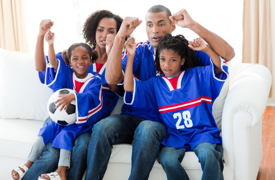 美国黑人家庭观看足球比赛