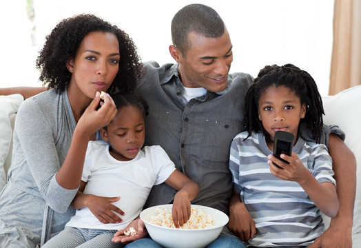 美国黑人家庭在家看电影