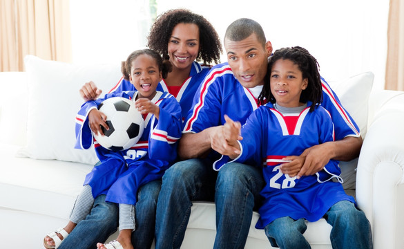 看足球赛的美国黑人家庭
