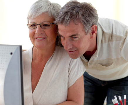 老年夫妇在家里使用电脑