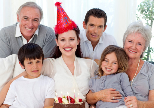 一家人给妈妈庆祝生日