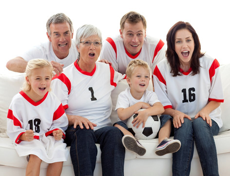 兴奋的家人在电视上看足球比赛