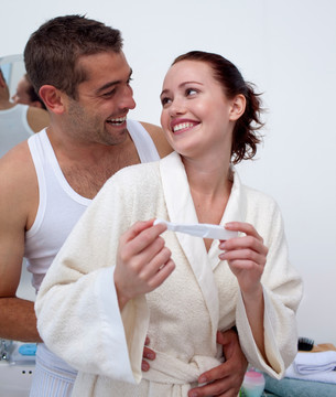 幸福的夫妇在浴室做怀孕测试