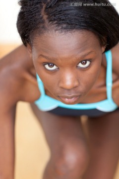 在锻炼身体的黑人女子
