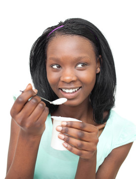 黑人女性喝酸奶