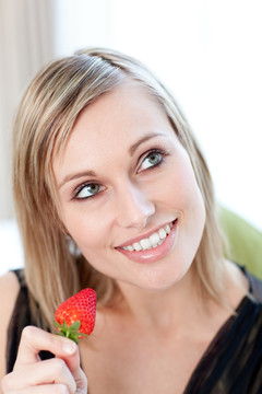 聪明的女人吃一个草莓