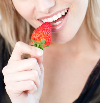 白人妇女吃草莓