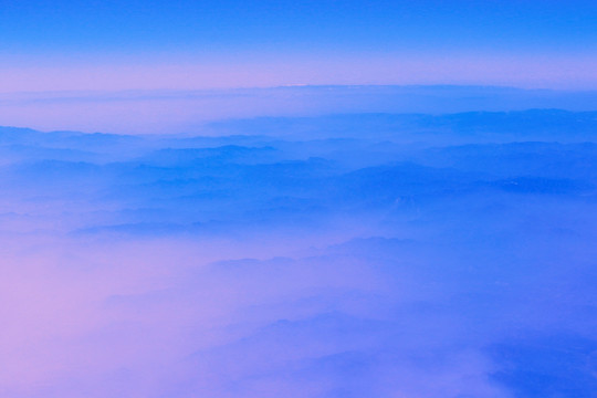 飞机俯瞰远山 云遮雾绕
