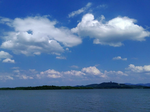 蓝天 湖面 白云