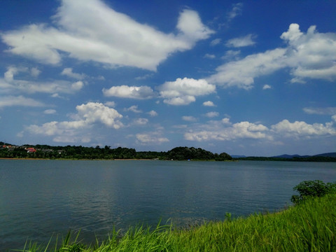 蓝天 湖面 白云