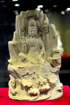 白瓷坐山菩萨像
