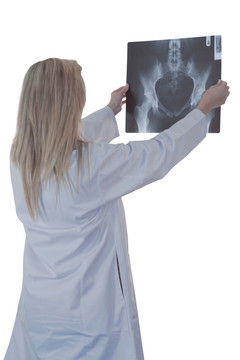 研究X光片的女医生