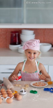 小女孩在厨房里学做饼干