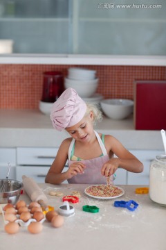 小女孩在厨房里学做饼干