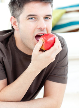 吃苹果的英俊男人
