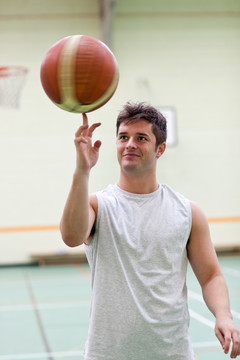 打篮球的英俊男子