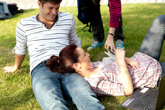 坐在草地上的大学情侣