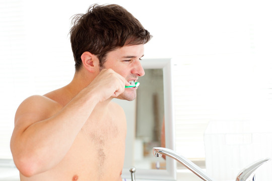 男青年在家里刷牙