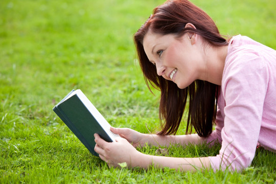 女子在草地读书