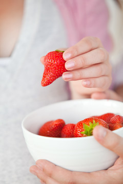 孕妇在家里吃一碗草莓
