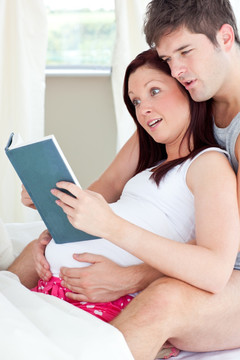 孕妇和丈夫一起阅读