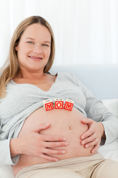 肚子上放字母方块的孕妇