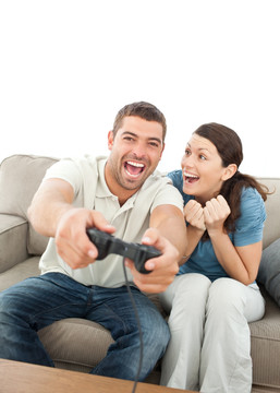 玩电子游戏的快乐夫妇