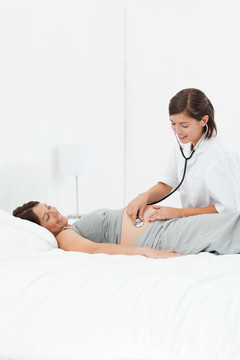 护士给孕妇做检查