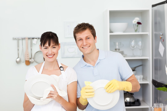 夫妇厨房洗碗