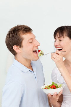 女人喂男人食物