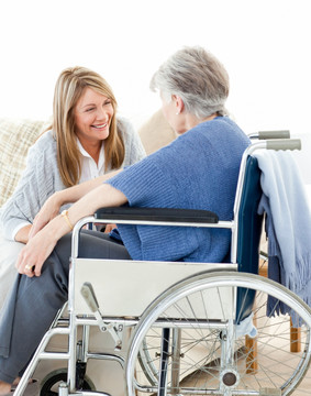 女人和轮椅奶奶聊天