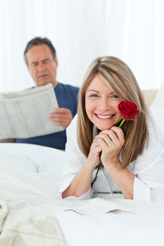 男人读报女人手拿花