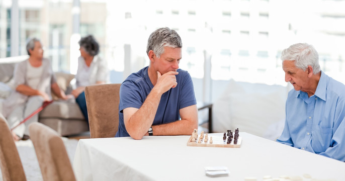 两个老人在下棋