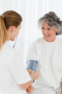 护士给老年病人来量血压